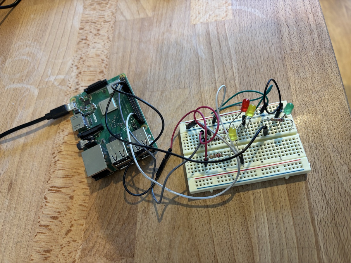 The PDE2000: a Raspberry Pi wired to a breadboard with red, yellow, and green LEDs